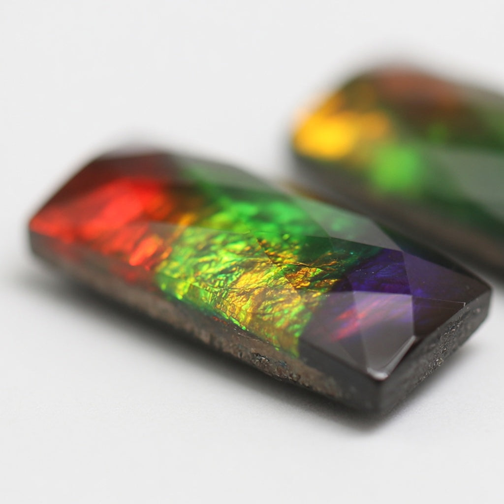 Ammolite Tri-Color Baguette Checker-Cut Cabochon 5x12mm - detail angle