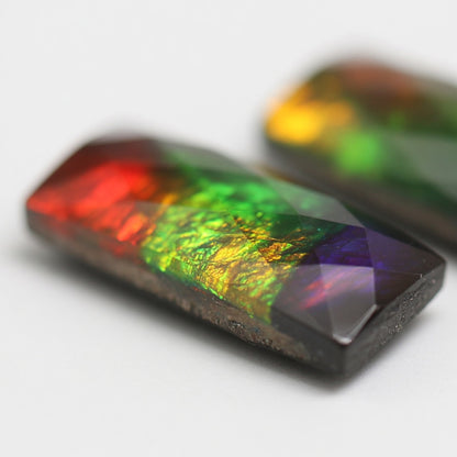 Ammolite Tri-Color Baguette Checker-Cut Cabochon 5x12mm - detail angle